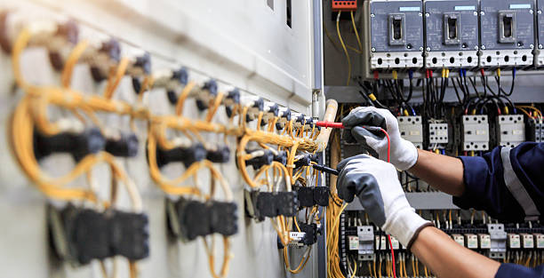 Professional Electrician technician working in Pontotoc, MS